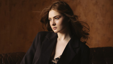 Не пісня, а приправа: Геля Зозуля зі зброєю та у відвертих луках з'явилася у кліпі про гострі почуття. Відео