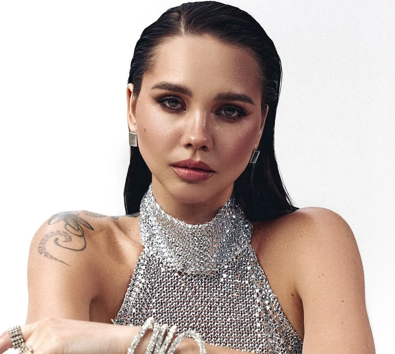 Татарінцева в обтислому спортлуці продемонструвала вправи для жіночого здоров'я. Відео