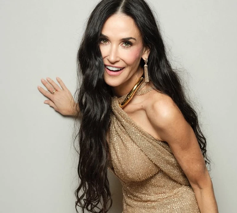 Демі Мур з дочкою та онукою завітала на 47-річчя дружини Брюса Вілліса. Фото