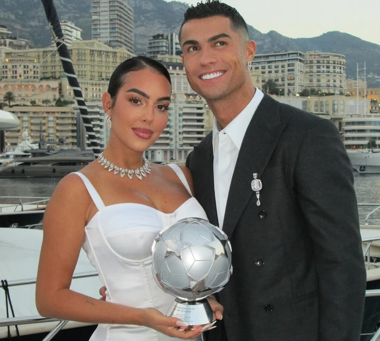 Наречена Роналду у бікіні притулилася до нього в басейні та заселфила свої ласі форми крупним планом. Фото