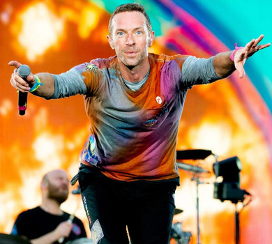 На концерті Coldplay голову IT-компанії випадково зняли з коханкою. Відео