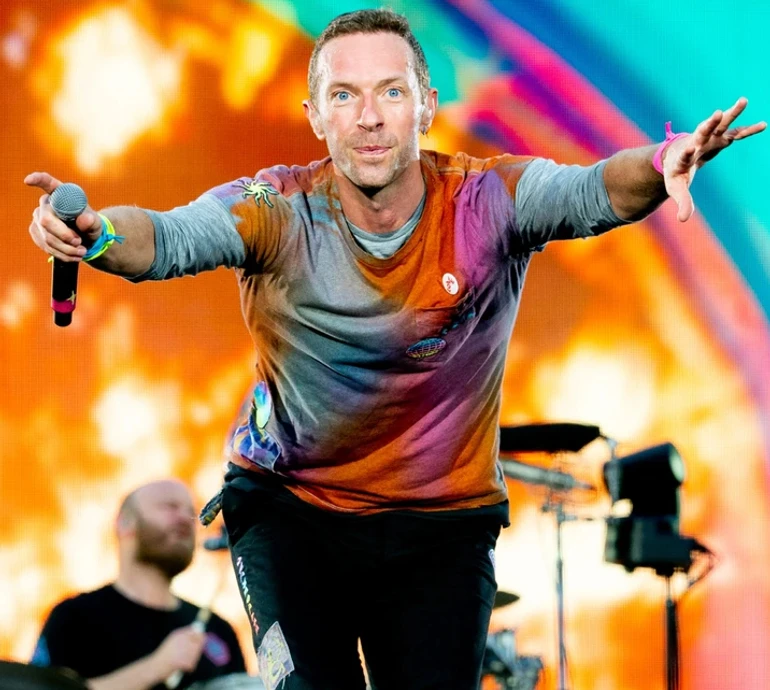 На концерті Coldplay голову IT-компанії випадково зняли з коханкою. Відео