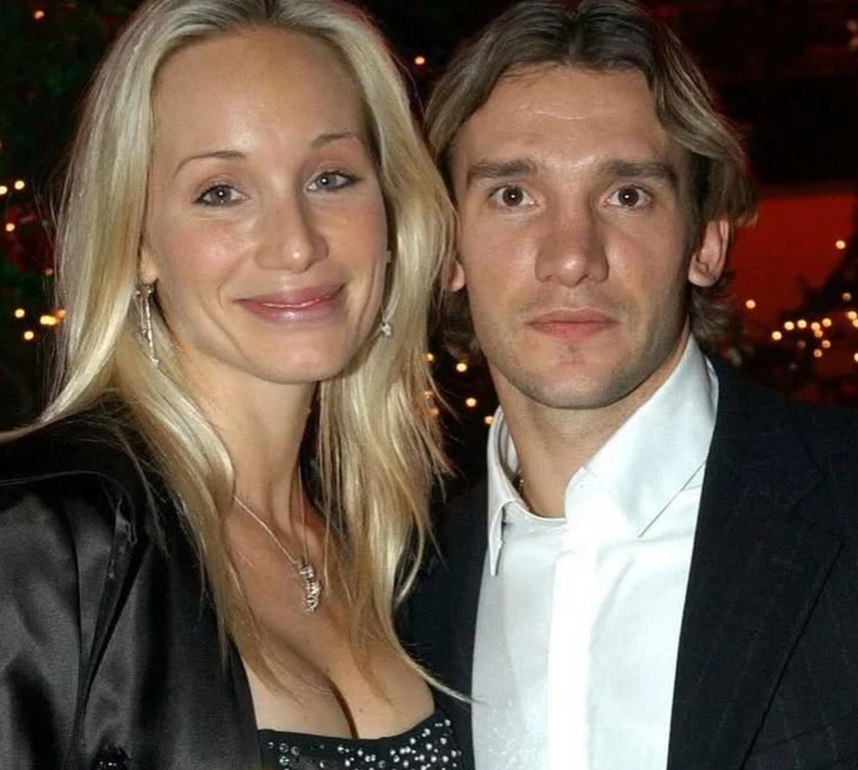 Шевченко з нагоди 47-річчя дружини показав їх молодими та з молодшими синами