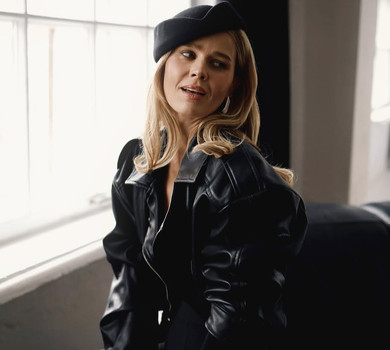 Топ із джинсами та боді зі шкірянкою: Кузнецова в сексі луках похвалилася тоненькою талією на млосних фото