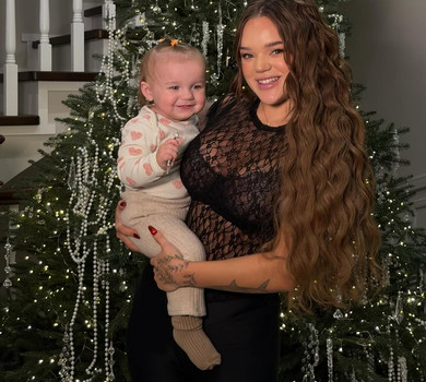 Верба показала, як 1-річна доця допомагала й прикрашати новорічну ялинку. Фото