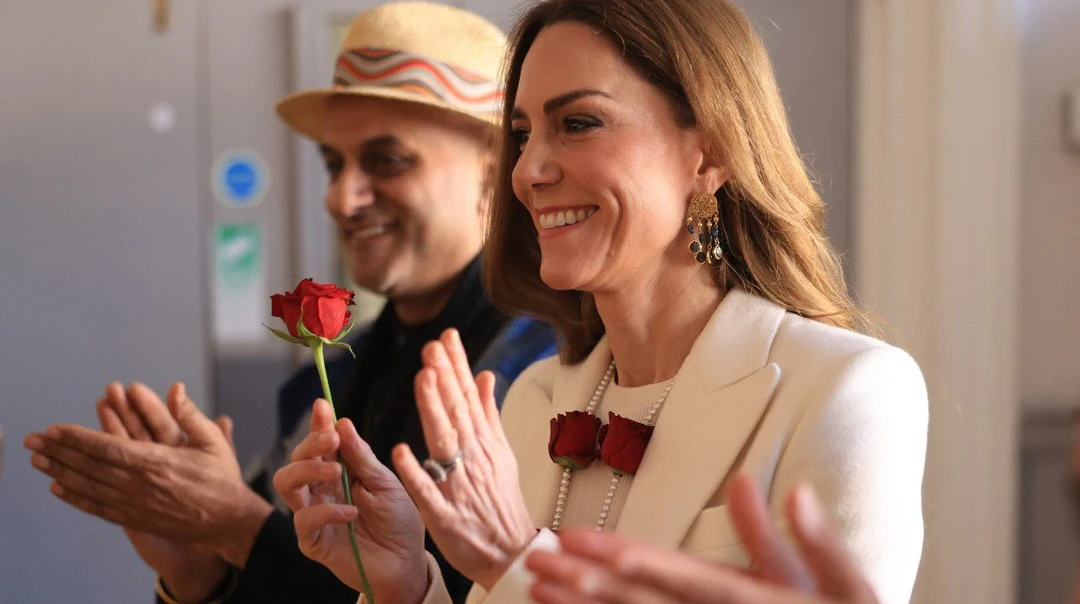 Сережки кольору океану і трояндові буси: Міддлтон у кремовому плісе відвідала індуїстське свято. Фото