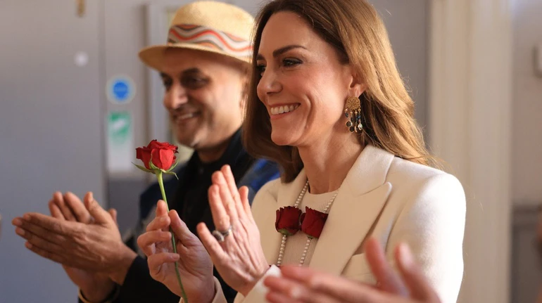 Сережки кольору океану і трояндові буси: Міддлтон у кремовому плісе відвідала індуїстське свято. Фото