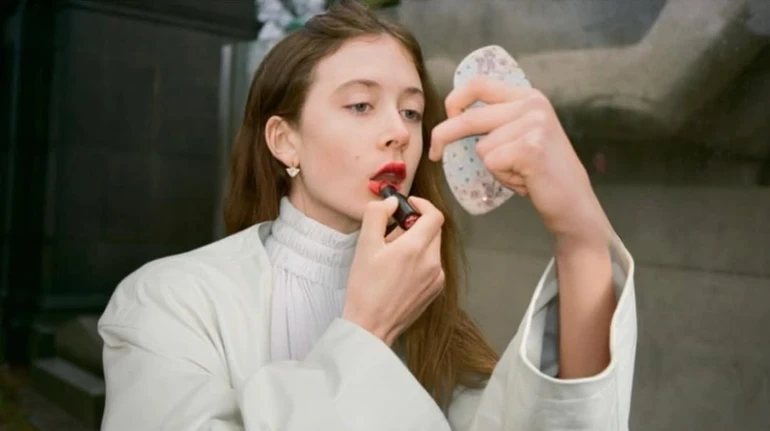 Total blue і квітковий принт: 17-річна донька Кідман у кольорових луках попозувала на кладовищі та в паризькому метро