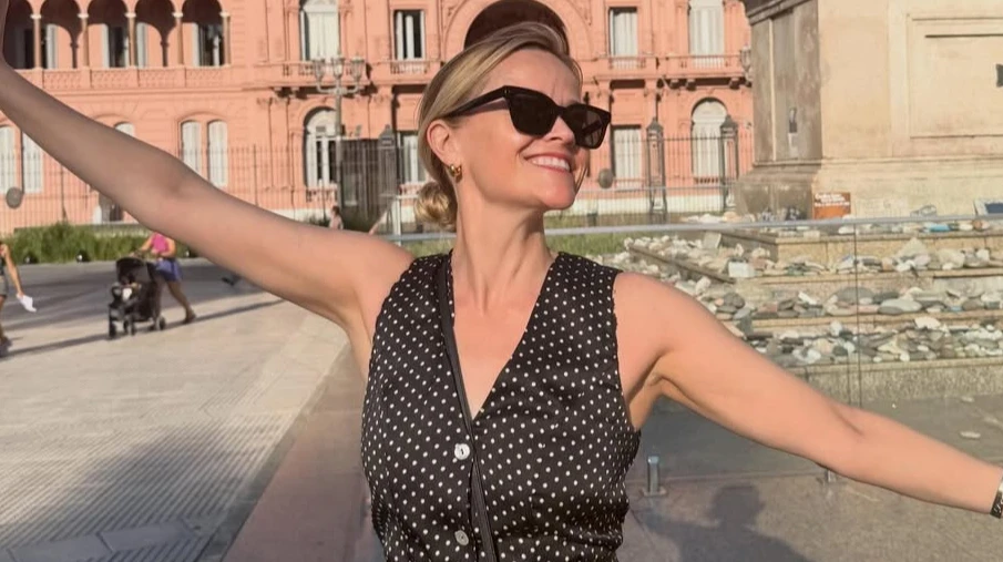 Син і дочка Візерспун з нагоди її 50-річчя потішили сімейними фото, а Еністон насмішила спільним відео