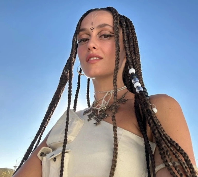 Встигла до зливи: Alina Pash в екстравагантних прикидах показалася на Burning Mаn