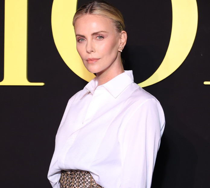 Шарліз Терон у прозорій спідниці зводила 11-річну прийомну дочку на модне шоу. ФОТО