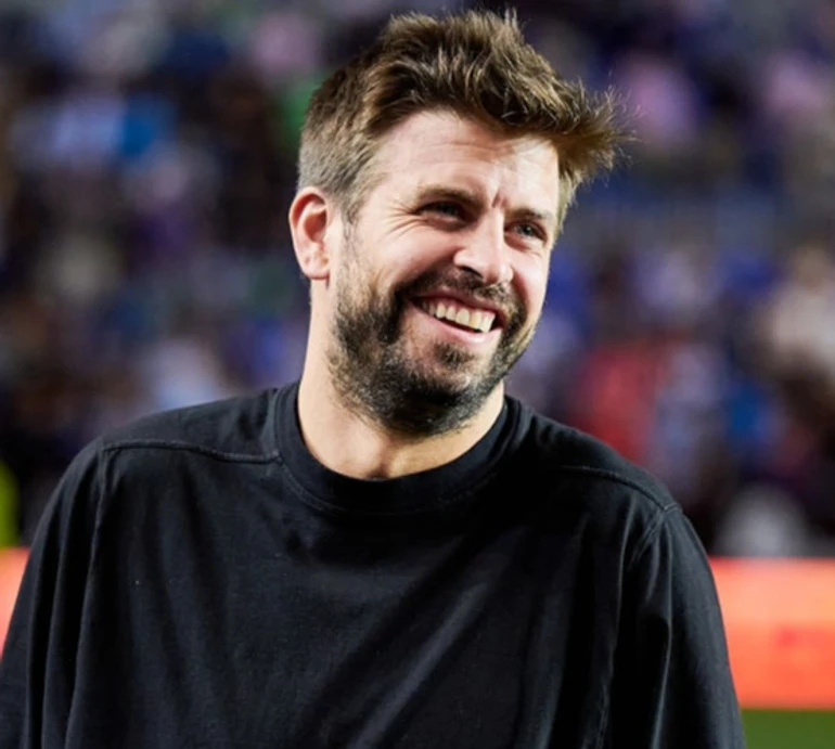 Шакіра зурочила? Піке на зустрічі з фанами епічно впав зі сцени. ВІДЕО