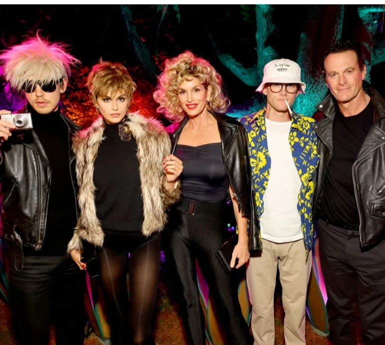 Альба стала Спірз, Бібер прийшов у ластах, а Нортон з дружиною уявили себе Бекхемами: як зірки Голлівуду Геловін святкували. ФОТО