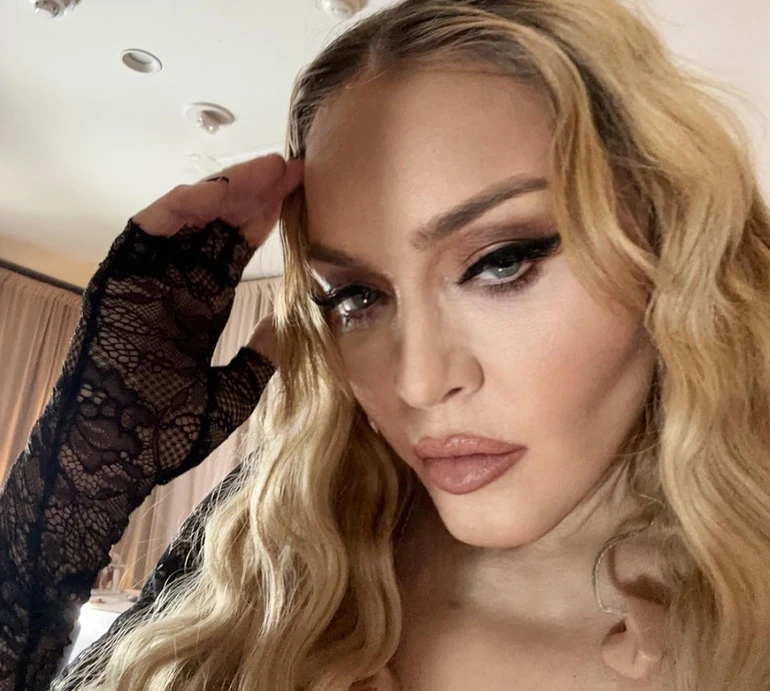 Голі соски та серпанок: Мадонна утнула зухвалий фотосет на ліжку