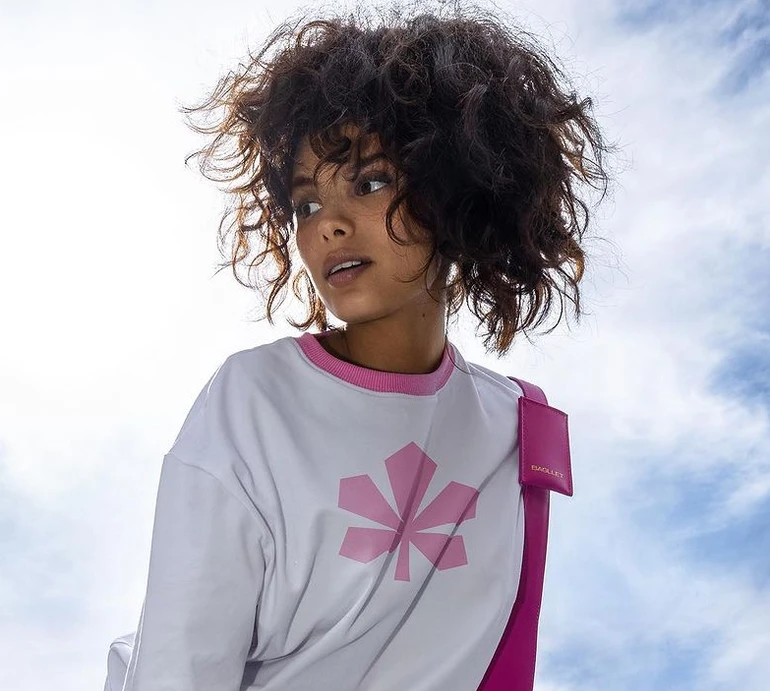 Андраде в лосинах показала вуличне тренування з гирею та гумкою. ФОТО