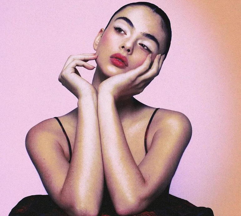 Синє волосся, латекс і хутро: Дева Кассель у відвертих позах уявила себе дівчиною з атомного міста. ФОТО