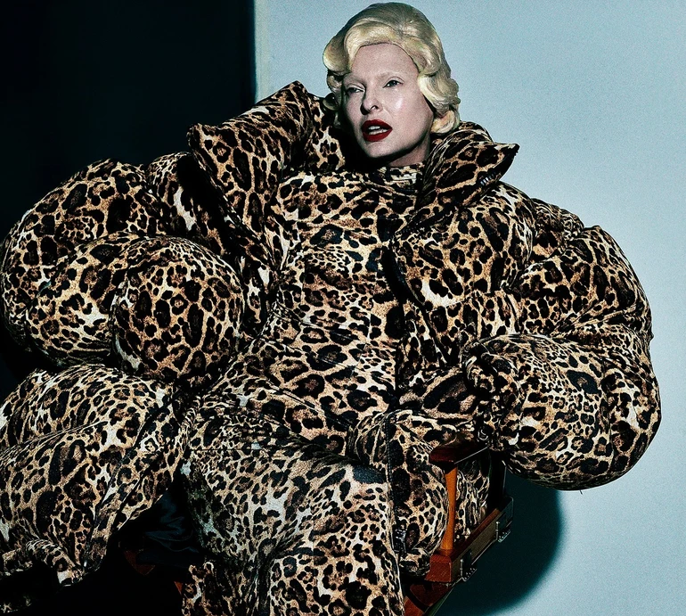 Чорні нігті, золотий грим та мереживний кетс'ют: 58-річна Євангеліста вразила фантазійною зйомкою