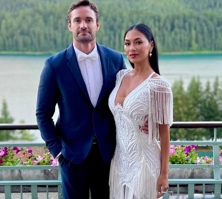 45-річна Шерзінгер у крихітному купальнику показалася з пікантного ракурсу під час танців з нареченим. Відео