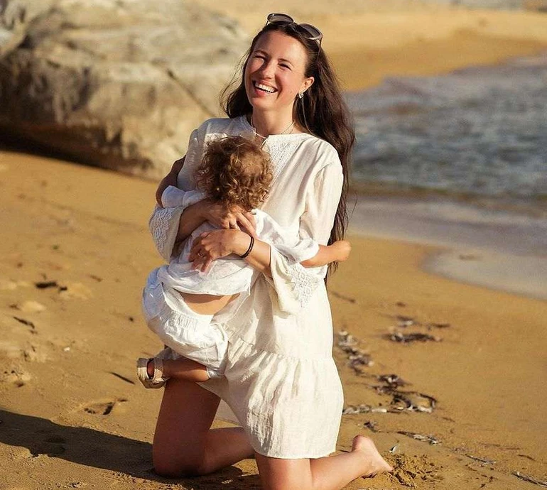 Милота: невістка Ющенка  на морському узбережжі попустувала з його онуком для фото