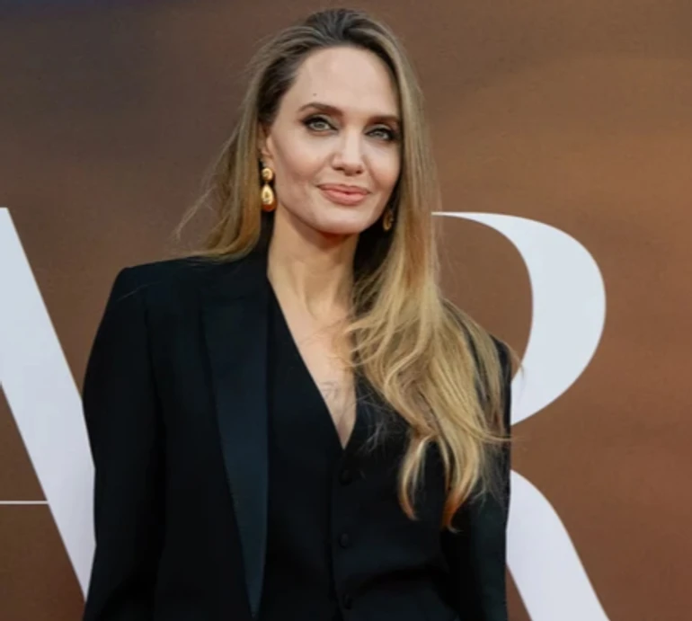 Анджеліна Джолі у золотому шовку вразила незвичною зачіскою. Фото