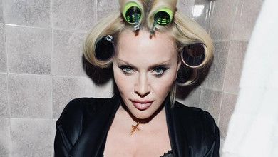 Мадонна з бігуді та у мереживному боді посвітила стегнами у провокативних позах. Фото