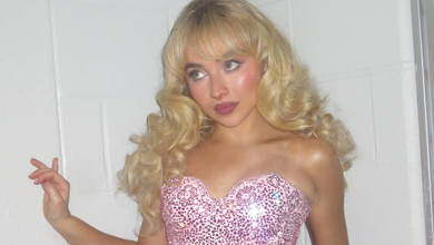 Сабріна Карпентер у міні з мереживом грайливо попозувала у ванній з нагоди 26-річчя. Фото