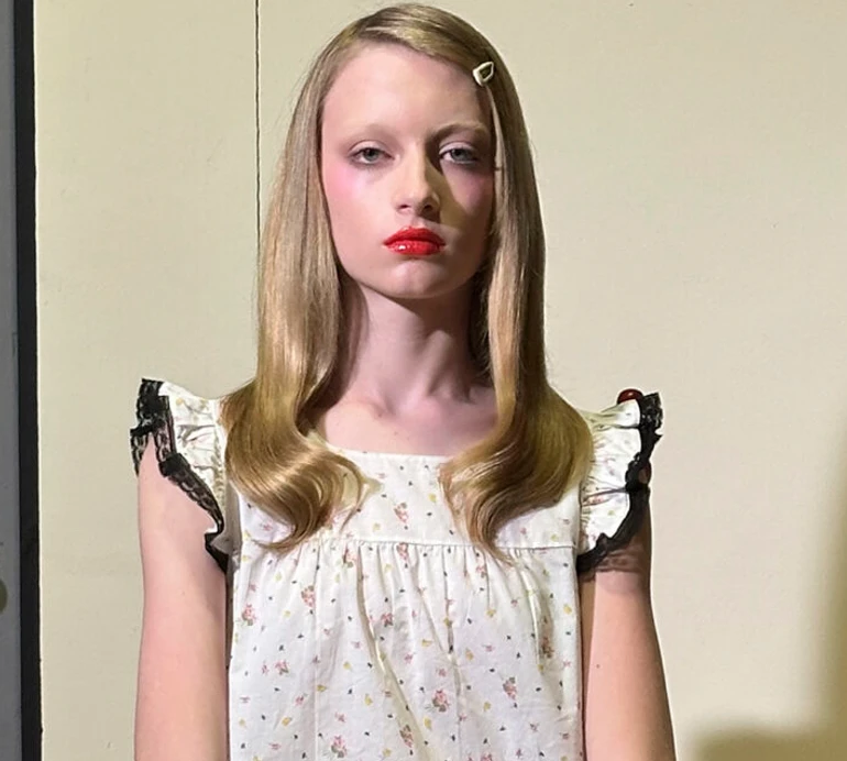 Трансгендерна дочка Наомі Воттс і Лієва Шрайбера знялася в яскравому інтер'єрі та стильних луках. Фото