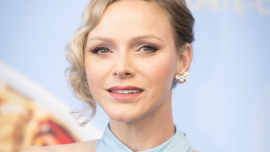 Княгиня Монако на закритті фестивалю оголила плечі в небесній сукні від Louis Vuitton