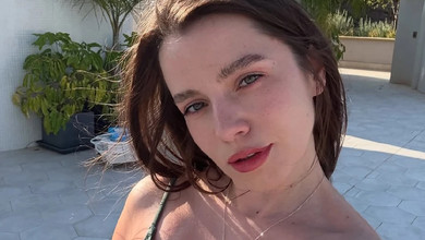 Вдома найліпше: Соловій у купальнику попозувала в басейні на тлі Київського моря