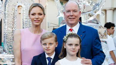 Княгиня Шарлін у рожевій сукні з мереживом приєдналася до чоловіка з ошатними дітьми на святкуванні 20-річчя його правління