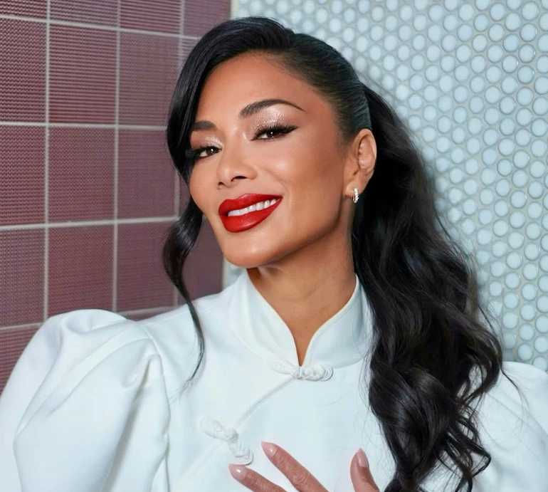 Шерзінгер у білосніжному бікіні та з келишком у руках ефектно побалансувала на брилі. Відео