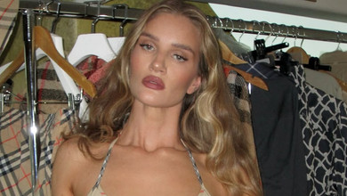 Наречена Стейтема в обтислих шортах похвалилася засмаглими формами на фото з Ібіци