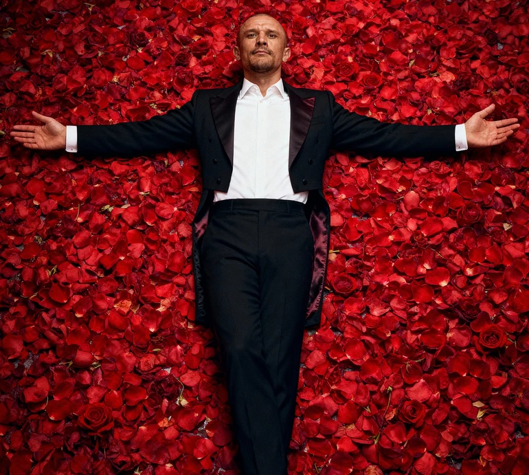 Лімузин, спільне тату і табуретка: чим учасниці дивували Цимбалюка у першій серії Холостяка