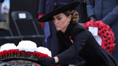 Міддлтон у total black вигуляла рубінові сережки та незвичну зачіску на урочистий захід. Фото