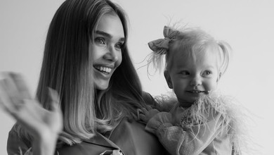 Саша Бо замилувала ніжними ч\б фото на 2-річчя доньки та показала, яке свято з ляльками їй влаштувала