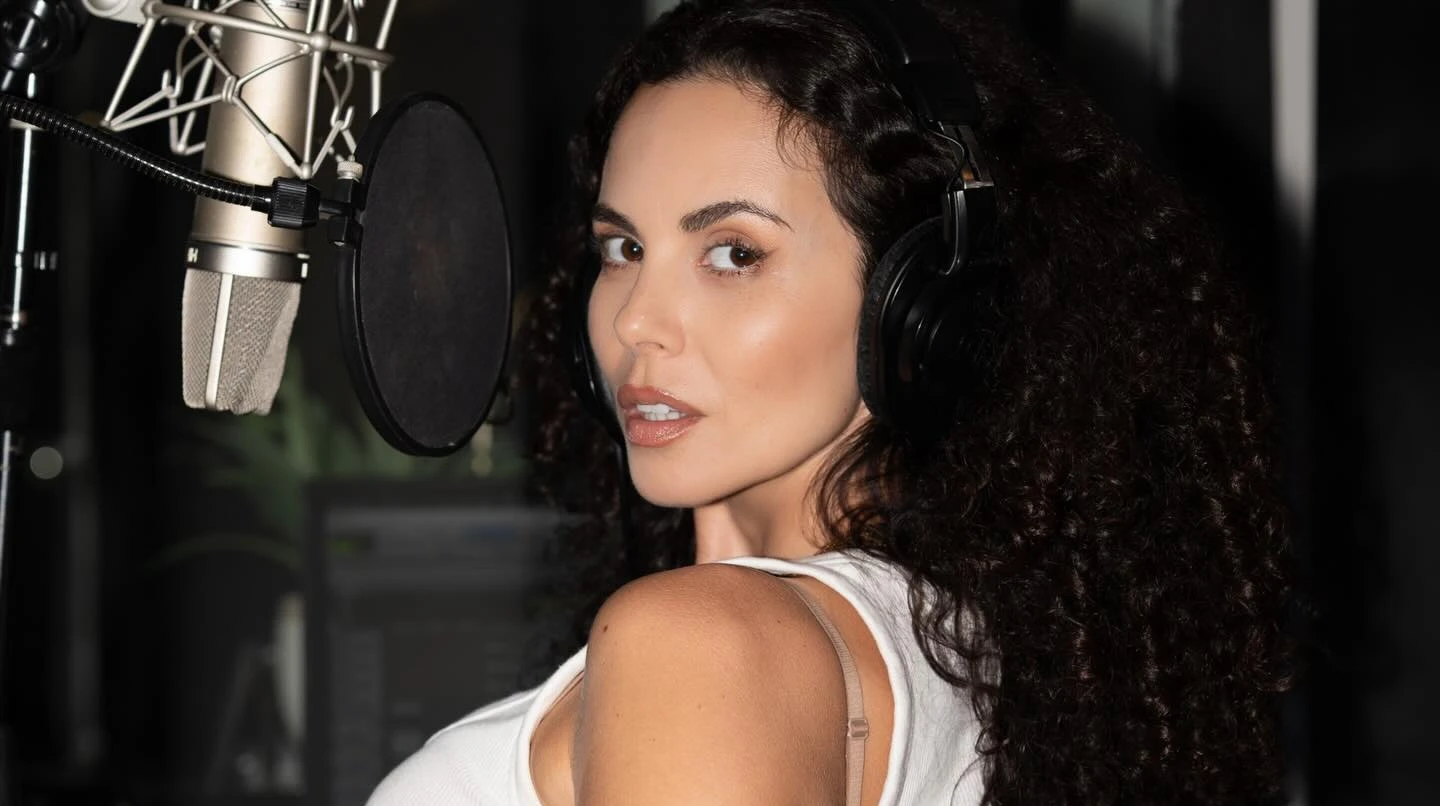 Каменських у Маямі показалася в мікрошортах на джамперах, постояла на голові та оголила живіт у примірочній