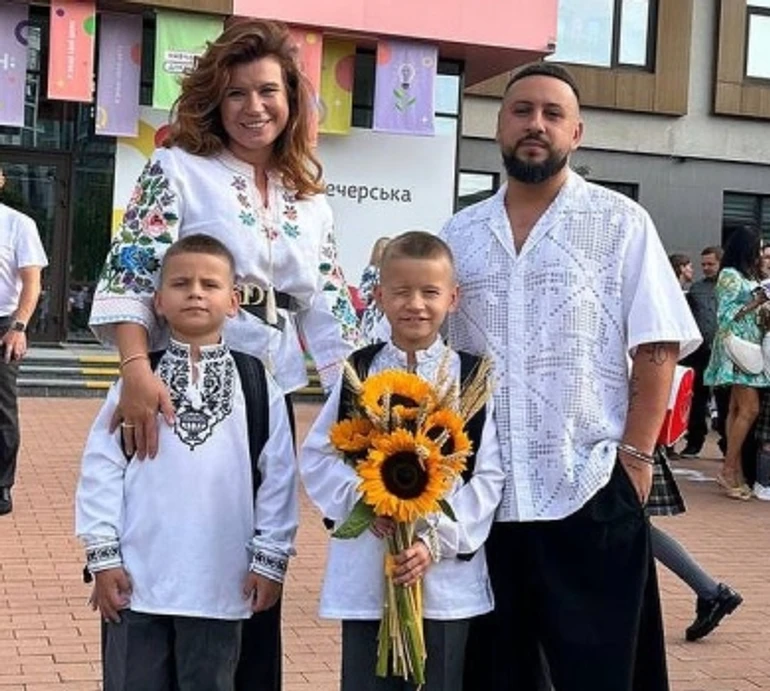 Дякуємо ЗСУ: Монатік відвів синів, які повернулися з закордону, до київської школи