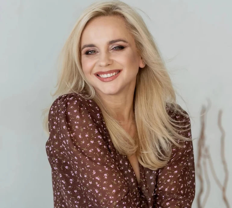 Хочемо краси навколо: Ребрик з трьома доньками влаштувала квітковий суботник із танцями. Відео