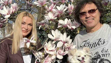 Сімейний вихід: Сумська з чоловіком, донькою і песиками помилувалася весняним цвітом у Києві