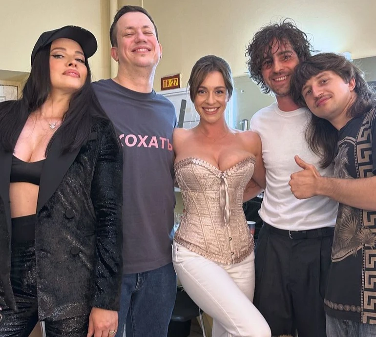 Астаф'єва на Пожежі Дантеса і Дурнєва посвітила голим животом, а Джексон випнула пишний бюст у корсеті. Фото