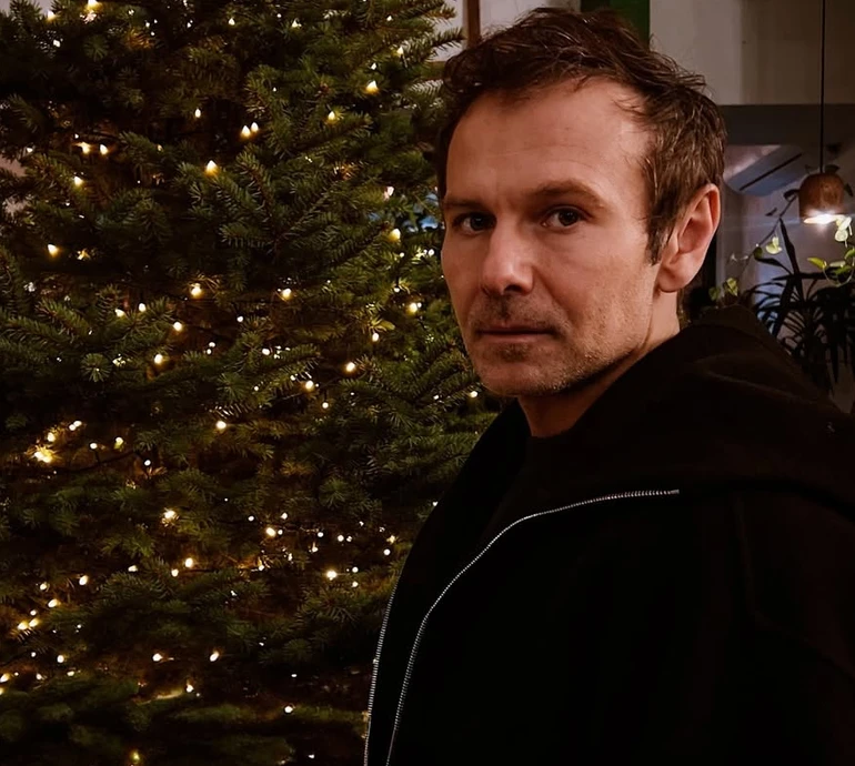 Щасливий, коли вона натхненна: Вакарчук показав маму у своїх обіймах на рідкісному фото