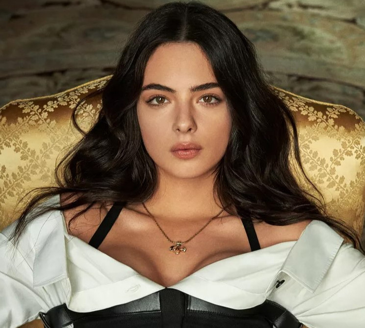 Дева Кассель у яскравій сукні млосно полежала на вінтажному килимі для фото в глянці