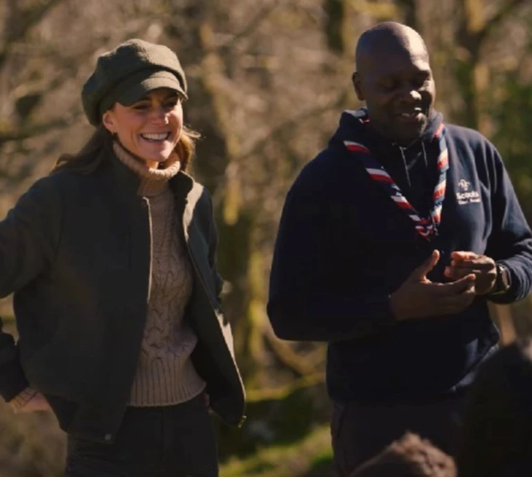 Міддлтон у кежуалі з улюбленим кашкетом прогулялася на природі в товаристві скаутів