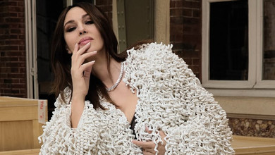 Белуччі у напівпрозорому мереживі уявила себе майстринею з кераміки. Фото