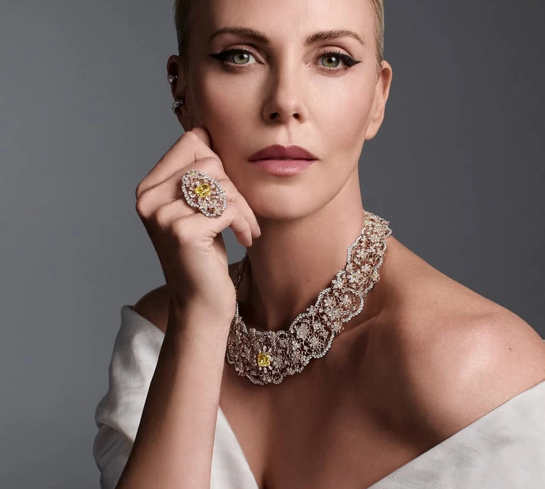 Шарліз Терон у міні з бахромою і масивних босоніжках посвітила довгими ногами на зйомках шоу. Фото