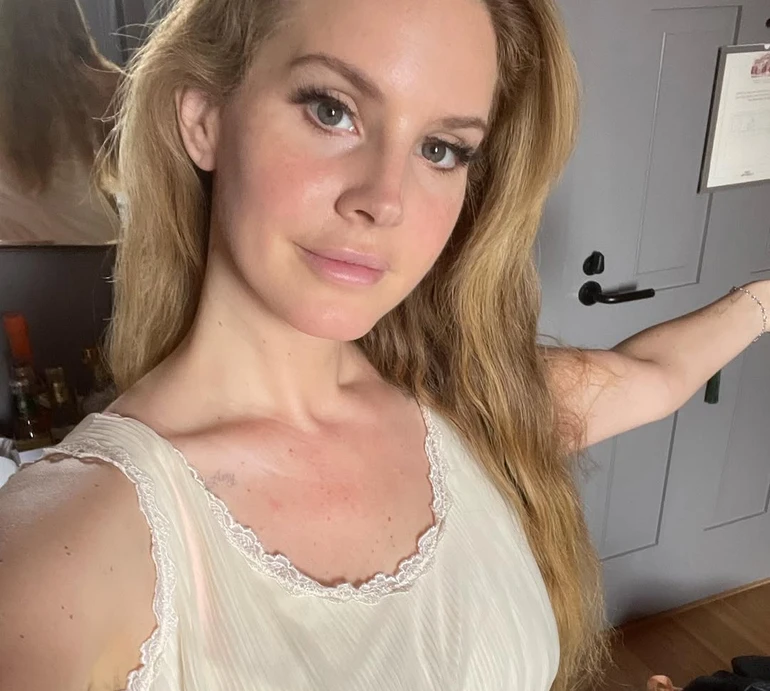 Лана Дель Рей у міні показала, як проводить літо з чоловіком. Фото