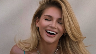 Моє серце відкрите, мій шлях триває: Романова на своє 35-річчя посвітила бюстом на французькому курорті