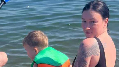 Приходько в купальнику показалася на морі з молодшим сином і чоловіком. Фото