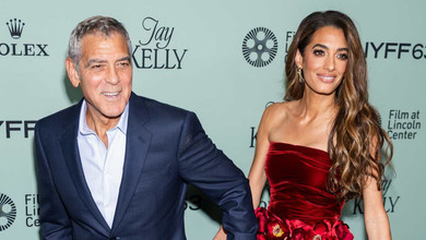 Оксамит і заквітчана спідничка: дружина Клуні в ефектному міні з'явилася з чоловіком на парадному хіднику