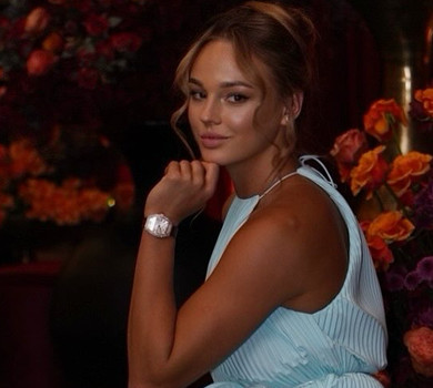 Білодід у лазурній сукні з воланами похвалилася довгими ніжками. Фото